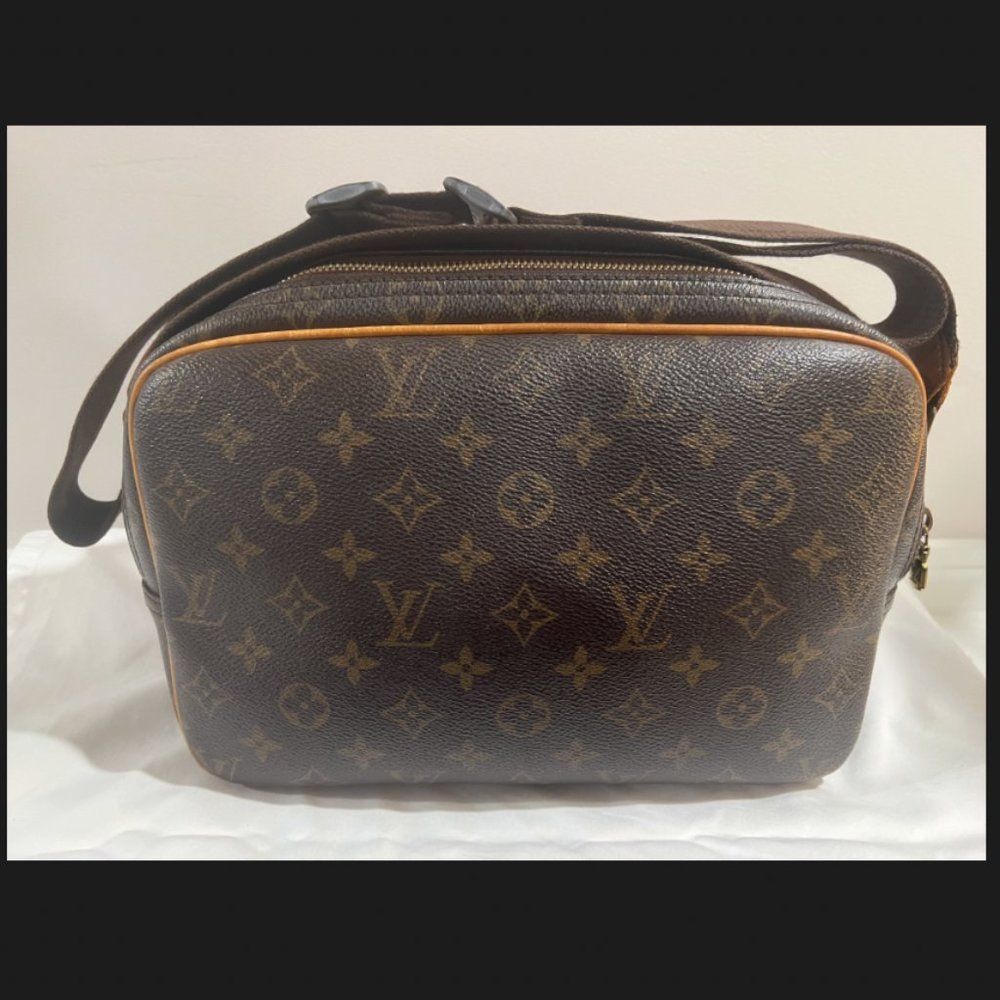 Louis Vuitton (discontinued) Monogram Reporter Bag (Authentic) - Picture 2 of 9